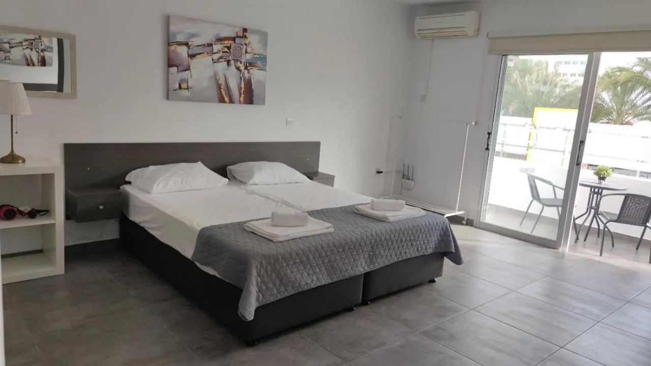 Nissi Avenue Studio Ajía Nápa 0*,  Ciprus